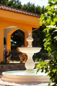 阿拉德La Conac的一座有建筑物的庭院中间的喷泉