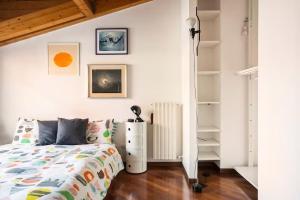 米兰Le Domus Milano_Attic with terrace的一间卧室设有一张床和一个书架