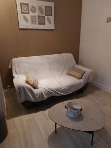 迪耶普le petit dieppois的一张白色沙发,位于带桌子的房间