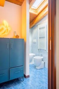 米兰Le Domus Milano_Attic with terrace的浴室配有卫生间、浴缸和水槽。