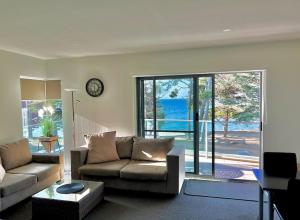 卡尔斯Phillip Island Holiday Apartments的带沙发和大窗户的客厅