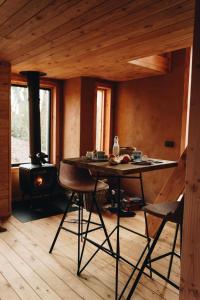 GesvesLes cabanes des Pierreux的客房设有桌子和燃木炉。