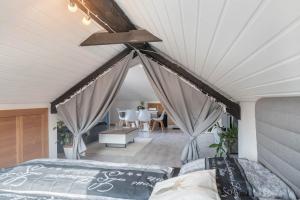 圣布拉辛Ferreira's Loft - Ferienwohnung的一间卧室设有一张床和天花板