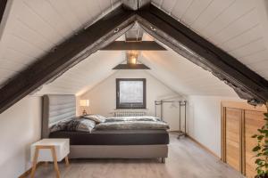 圣布拉辛Ferreira's Loft - Ferienwohnung的阁楼卧室配有床