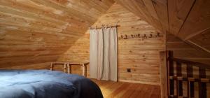 GesvesLes cabanes des Pierreux的小木屋内一间卧室,配有一张床