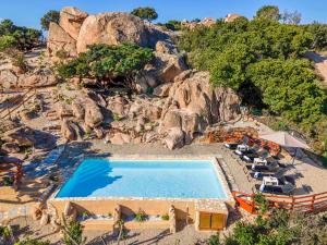 帕拉迪索海岸Villa Esmeralda - Free Wifi - with swimming pool的享有岩石山上游泳池的景色