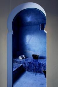 伊里德达尔比比内住宿加早餐旅馆的蓝色的房间,桌子上放着碗