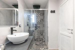 帕拉迪索海岸Villa Esmeralda - Free Wifi - with swimming pool的一间带水槽和淋浴的浴室
