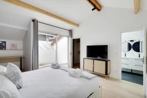 巴黎Pick A Flat's Apartment in La Chapelle - Impasse du Curé的一间白色卧室,配有一张大床和一台电视