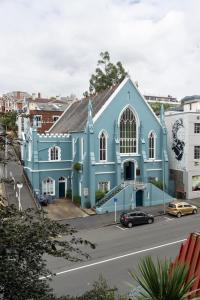 但尼丁Chapel Apartment的街道边的蓝色教堂