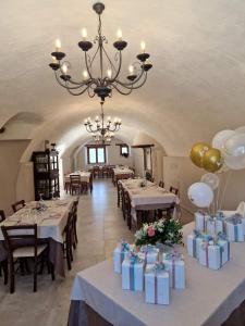CastelnuovoIl pozzo dei desideri的一间带桌椅和吊灯的用餐室