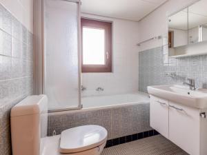 南达Apartment Cerisiers Hrez by Interhome的带浴缸、卫生间和盥洗盆的浴室