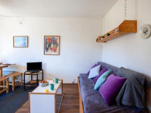 勒克比尔Apartment Lunik Orion-22 by Interhome的客厅配有沙发和桌子