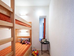 勒克比尔Apartment Lunik Orion-22 by Interhome的两个娃娃坐在一个房间里双层床上