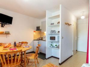 土绪尔Apartment Les Mousquetons-19 by Interhome的厨房以及带桌椅的用餐室。