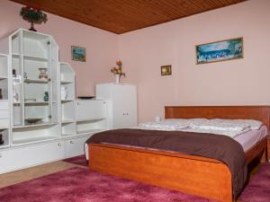 鲍洛通凯赖斯图尔Holiday Home Brasse by Interhome的一间卧室配有床和白色橱柜