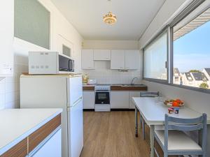 基伯龙Apartment Kérabus-1 by Interhome的一间厨房,配有白色家电和桌椅