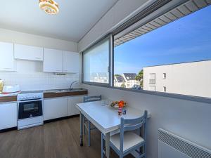 基伯龙Apartment Kérabus-1 by Interhome的厨房配有桌子和大窗户