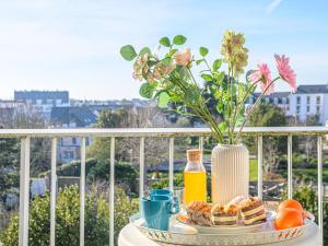 基伯龙Apartment Kérabus-1 by Interhome的一张带早餐食品和花瓶的桌子