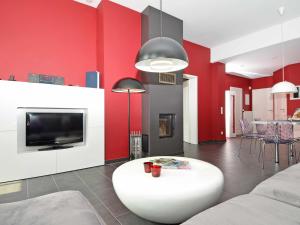 奥斯赛拜-塞林Villa "To Hus" F590 - Appartement 01 im EG mit Kamin und Terrasse的客厅设有红色的墙壁和白色的桌子