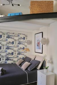 吕内尔Sacré coeur de ville的一间卧室配有一张带蓝色枕头的大床