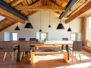 ObervazApartment Ferienhaus Tgioc by Interhome的用餐室配有大型木桌和椅子