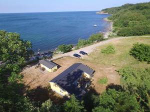 古兹耶姆Apartment Zina - 25m from the sea in Bornholm by Interhome的水面上岛上房屋的空中景观