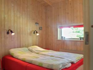 莱斯Holiday Home Gerarda - 4km from the sea in NE Jutland by Interhome的窗户和灯的房间里一张床位