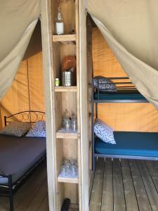 屈屈尼昂Le Camping de Cucugnan的帐篷内带两张双层床的客房