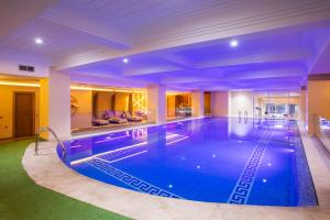 卡萨布兰卡乐尚尼枫Spa酒店的在酒店房间的一个大型游泳池