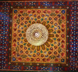 非斯Riad Dar Kassim的天花板上的一幅画,上面有花