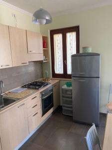 马蒂纳塔Casa Vacanze Rinaldi的厨房配有冰箱和炉灶。 顶部烤箱