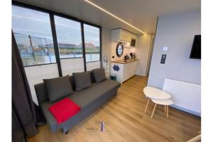 巴特Hausboot Fjord Vela mit Biosauna in Barth的客厅配有沙发和桌子