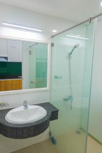 Ấp Ngọc HảiDương Hằng- Ocean Vista Sealinks的一间带水槽和玻璃淋浴的浴室