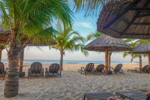 Ấp Ngọc HảiDương Hằng- Ocean Vista Sealinks的海滩上的一组椅子和遮阳伞