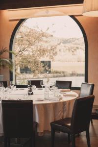 朱内塔斯瓦尔德巴斯酒店的餐厅的一张桌子,有大窗户