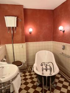 泰根塞路易特鲍尔德海滨酒店的带浴缸和盥洗盆的浴室