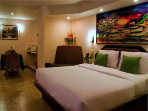 卡伦海滩天堂客栈的酒店客房设有一张大床和一张书桌。