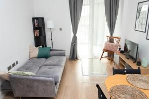 伦敦Modern Brixton Apartment的客厅配有沙发和桌子