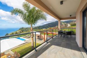 Madalena do MarOurMadeira - OceanScape, tranquil的带阳台的海景度假屋