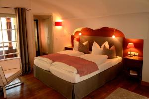 泰根塞路易特鲍尔德海滨酒店的一间卧室设有一张大床和一个窗户。