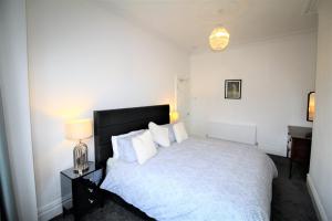 泰恩河畔纽卡斯尔Large Period Property - Beautifully Refurbished的卧室配有白色大床和白色枕头