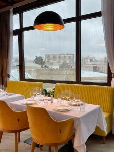 巴库Seven Beauties Hotel Spa Restaurant, Old City Baku的用餐室配有带酒杯的桌子