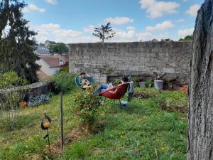 普瓦捷La terrasse的一群人坐在院子里的吊床上