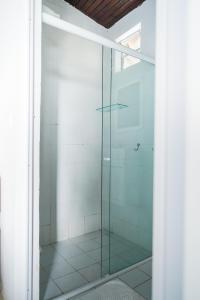 费尔南多 - 迪诺罗尼亚Pousada Sette Mares的玻璃淋浴间的门