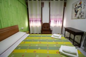 隆达圣女德洛斯雷耶斯酒店的一间卧室配有一张床、一把椅子和一张书桌