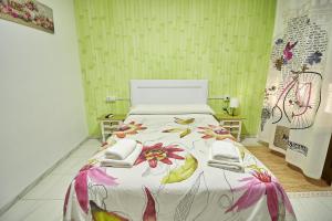 隆达圣女德洛斯雷耶斯酒店的一间卧室配有一张带花卉床罩的床