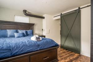 亚特兰大Luxurious 4BR/3BA Stay in NW ATL的一间卧室配有床和滑动谷仓门。