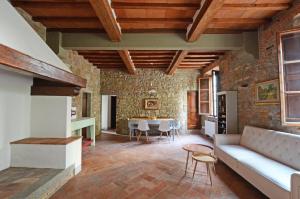 佛罗伦萨Podere di Montecchio - Colleramole的客厅配有沙发和桌子