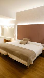 杜兰戈Hotel Ocamiño的一间卧室配有一张带白色床单的大床